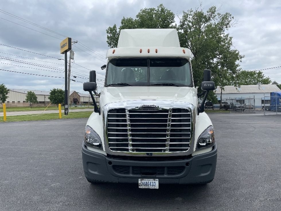 Day Cab Tractor-Heavy Duty Tractors-Freightliner-2017-Cascadia 12564ST-Middlefield-OH-607,272\n\t\tmiles-$ 30,250 - Image 2
