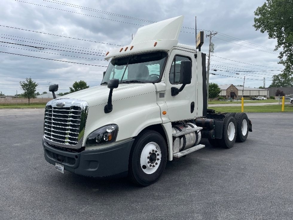 Day Cab Tractor-Heavy Duty Tractors-Freightliner-2017-Cascadia 12564ST-Middlefield-OH-607,272\n\t\tmiles-$ 30,250 - Image 3