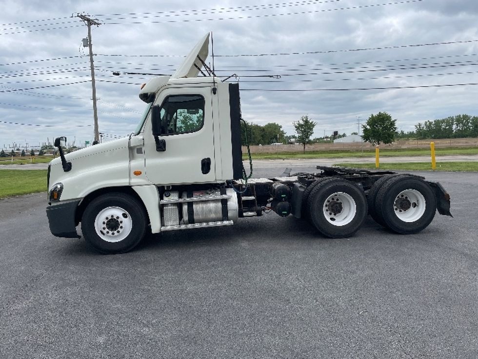 Day Cab Tractor-Heavy Duty Tractors-Freightliner-2017-Cascadia 12564ST-Middlefield-OH-607,272\n\t\tmiles-$ 30,250 - Image 4