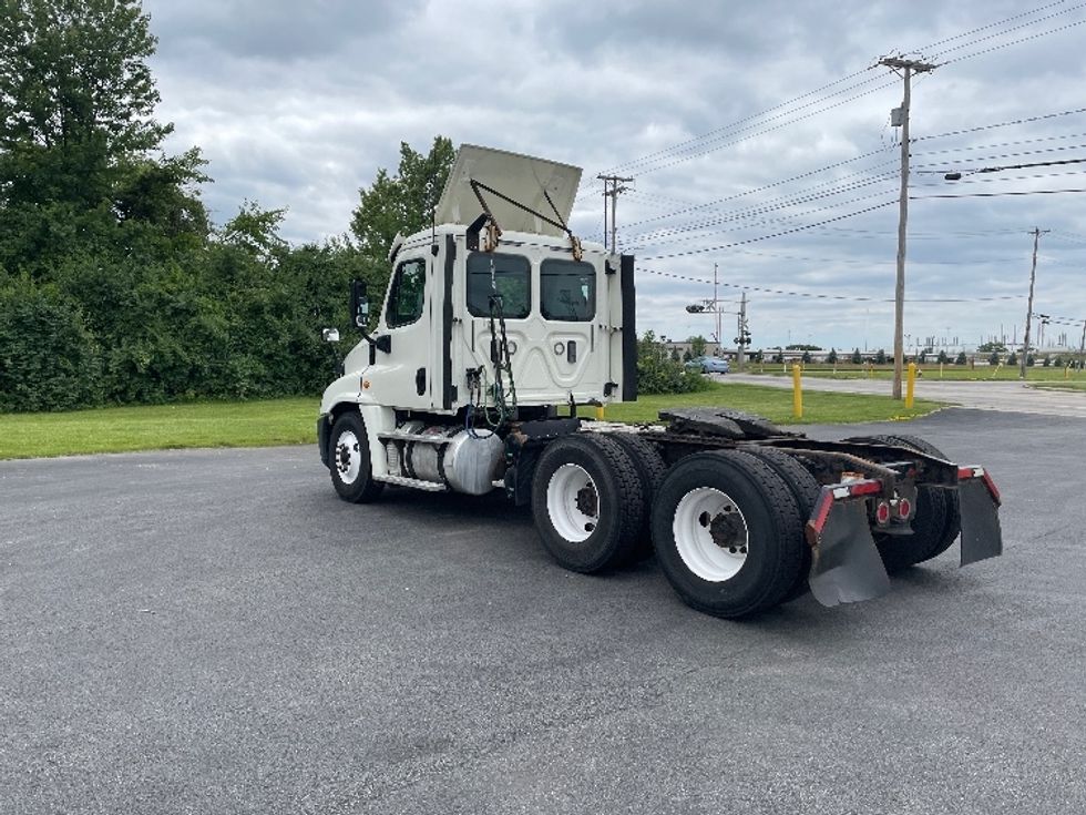Day Cab Tractor-Heavy Duty Tractors-Freightliner-2017-Cascadia 12564ST-Middlefield-OH-607,272\n\t\tmiles-$ 30,250 - Image 5