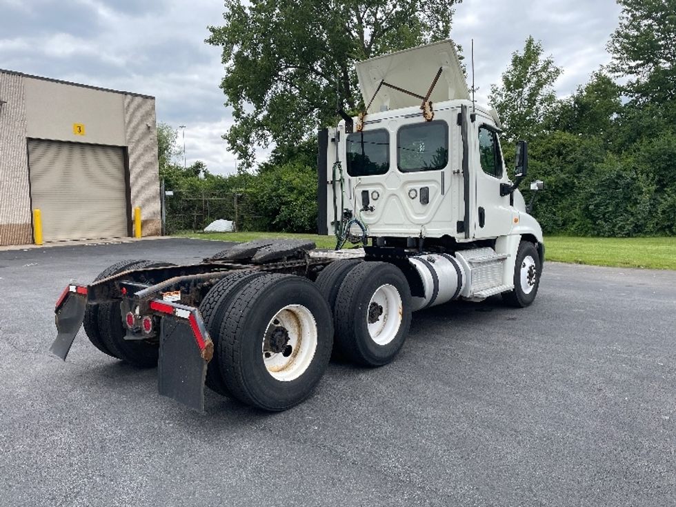 Day Cab Tractor-Heavy Duty Tractors-Freightliner-2017-Cascadia 12564ST-Middlefield-OH-607,272\n\t\tmiles-$ 30,250 - Image 7