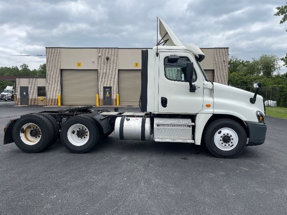 Day Cab Tractor-Heavy Duty Tractors-Freightliner-2017-Cascadia 12564ST-Middlefield-OH-607,272\n\t\tmiles-$ 30,250 - Image 8