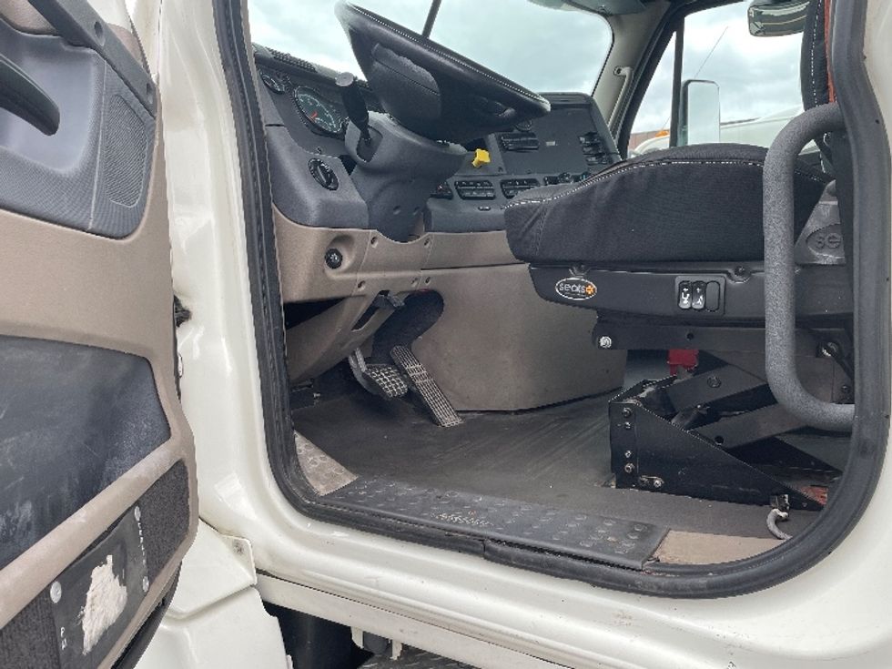 Day Cab Tractor-Heavy Duty Tractors-Freightliner-2017-Cascadia 12564ST-Middlefield-OH-607,272\n\t\tmiles-$ 30,250 - Image 9