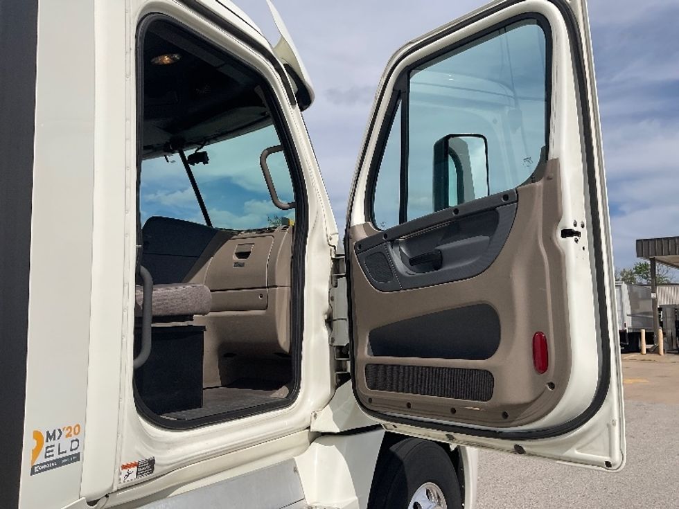 Day Cab Tractor-Heavy Duty Tractors-Freightliner-2017-Cascadia 12564ST-Moberly-MO-499,463\n\t\tmiles-$ 35,750 - Image 12