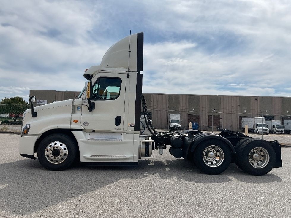 Day Cab Tractor-Heavy Duty Tractors-Freightliner-2017-Cascadia 12564ST-Moberly-MO-499,463\n\t\tmiles-$ 35,750 - Image 4