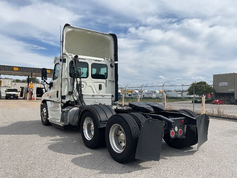 Day Cab Tractor-Heavy Duty Tractors-Freightliner-2017-Cascadia 12564ST-Moberly-MO-499,463\n\t\tmiles-$ 35,750 - Image 5