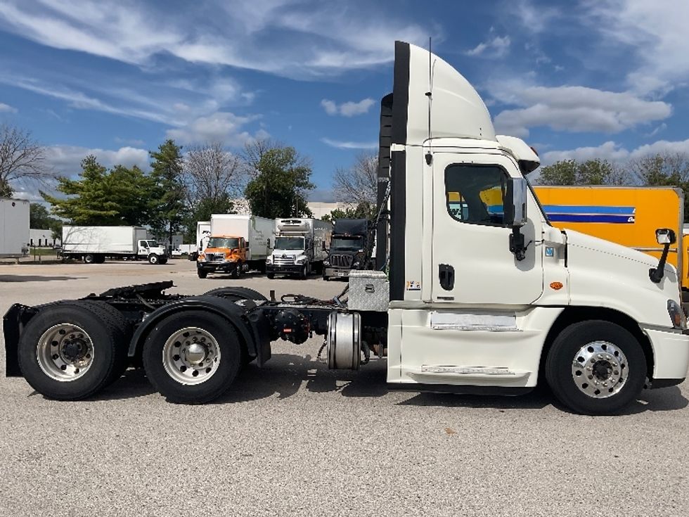 Day Cab Tractor-Heavy Duty Tractors-Freightliner-2017-Cascadia 12564ST-Moberly-MO-499,463\n\t\tmiles-$ 35,750 - Image 8