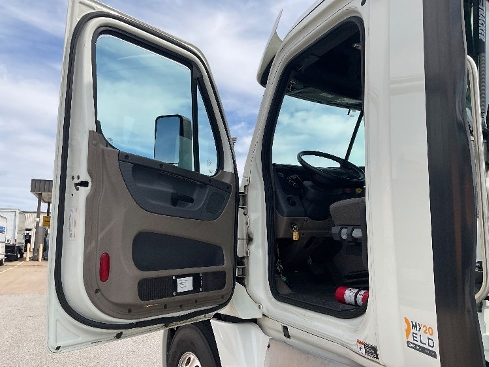 Day Cab Tractor-Heavy Duty Tractors-Freightliner-2017-Cascadia 12564ST-Moberly-MO-499,463\n\t\tmiles-$ 35,750 - Image 9