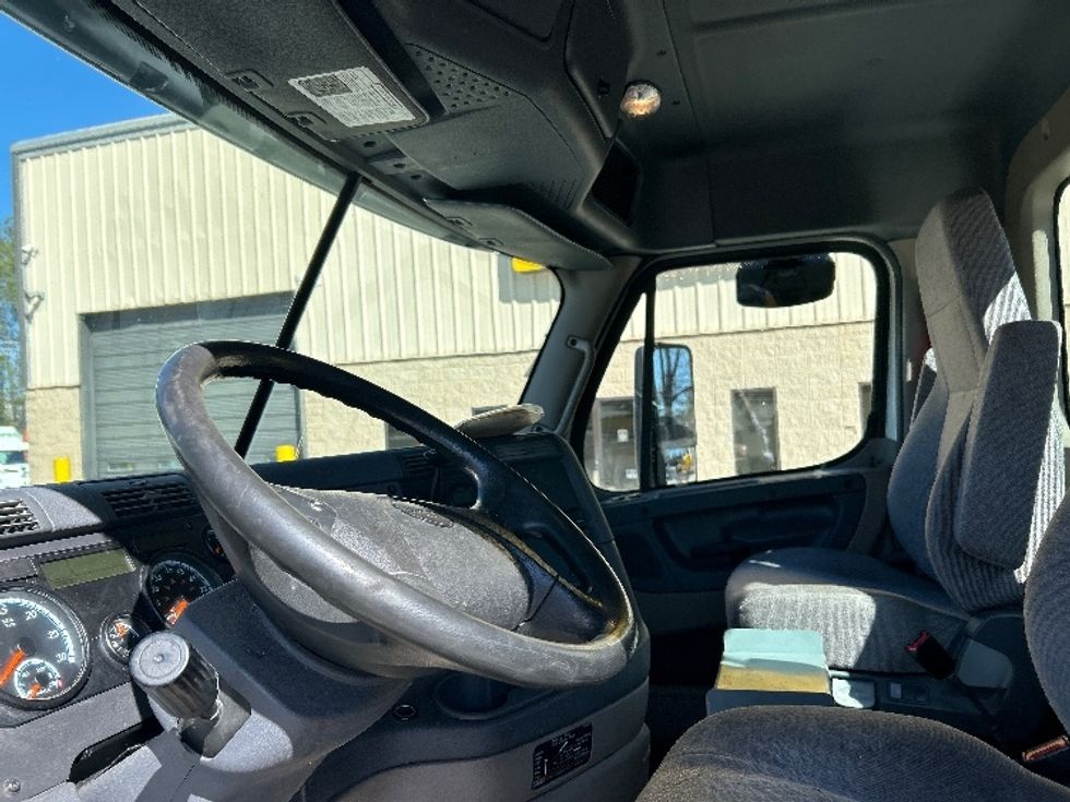 Day Cab Tractor-Heavy Duty Tractors-Freightliner-2017-Cascadia 12564ST-Newnan-GA-239,822\n\t\tmiles-$ 47,000 - Image 10