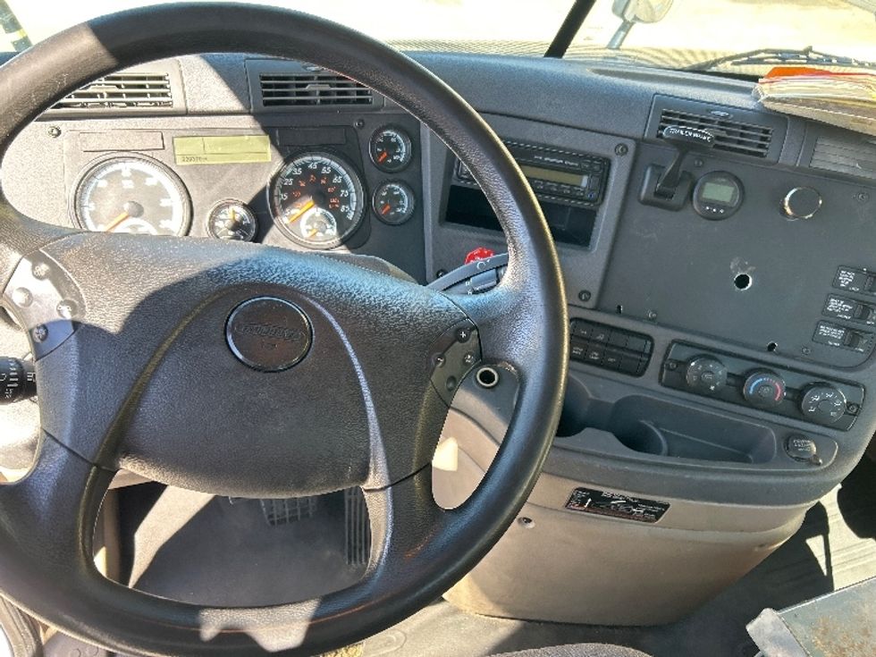 Day Cab Tractor-Heavy Duty Tractors-Freightliner-2017-Cascadia 12564ST-Newnan-GA-239,822\n\t\tmiles-$ 47,000 - Image 11