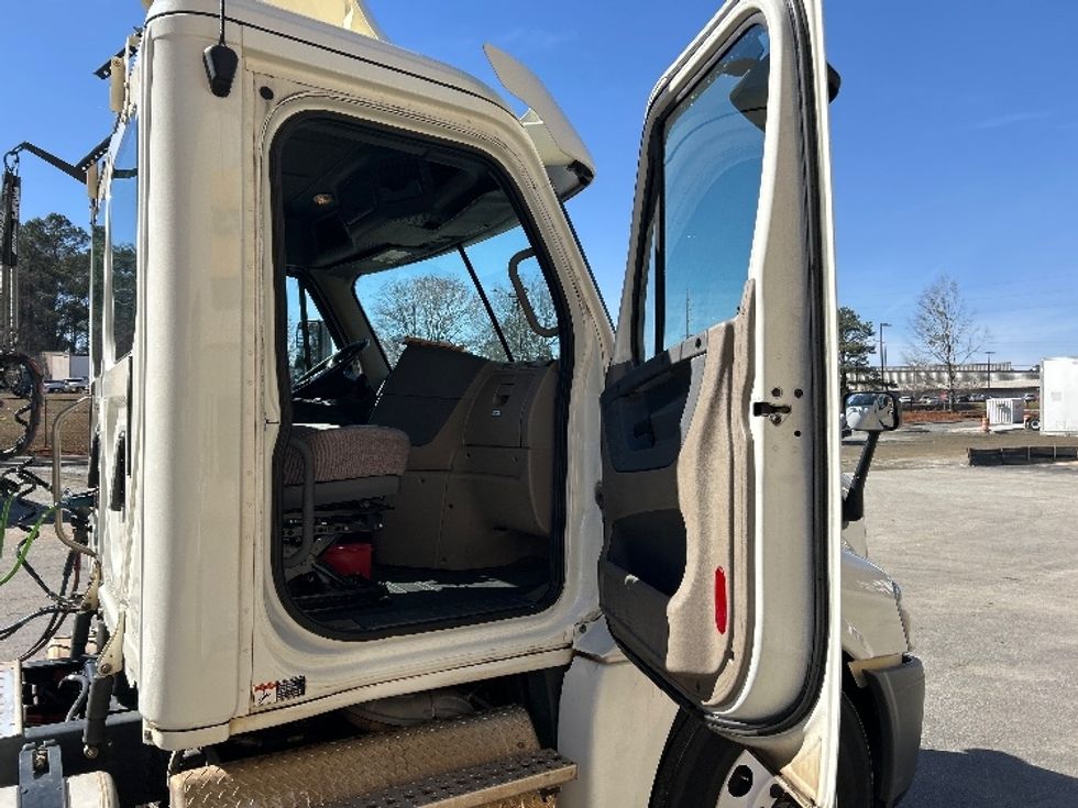 Day Cab Tractor-Heavy Duty Tractors-Freightliner-2017-Cascadia 12564ST-Newnan-GA-239,822\n\t\tmiles-$ 47,000 - Image 12