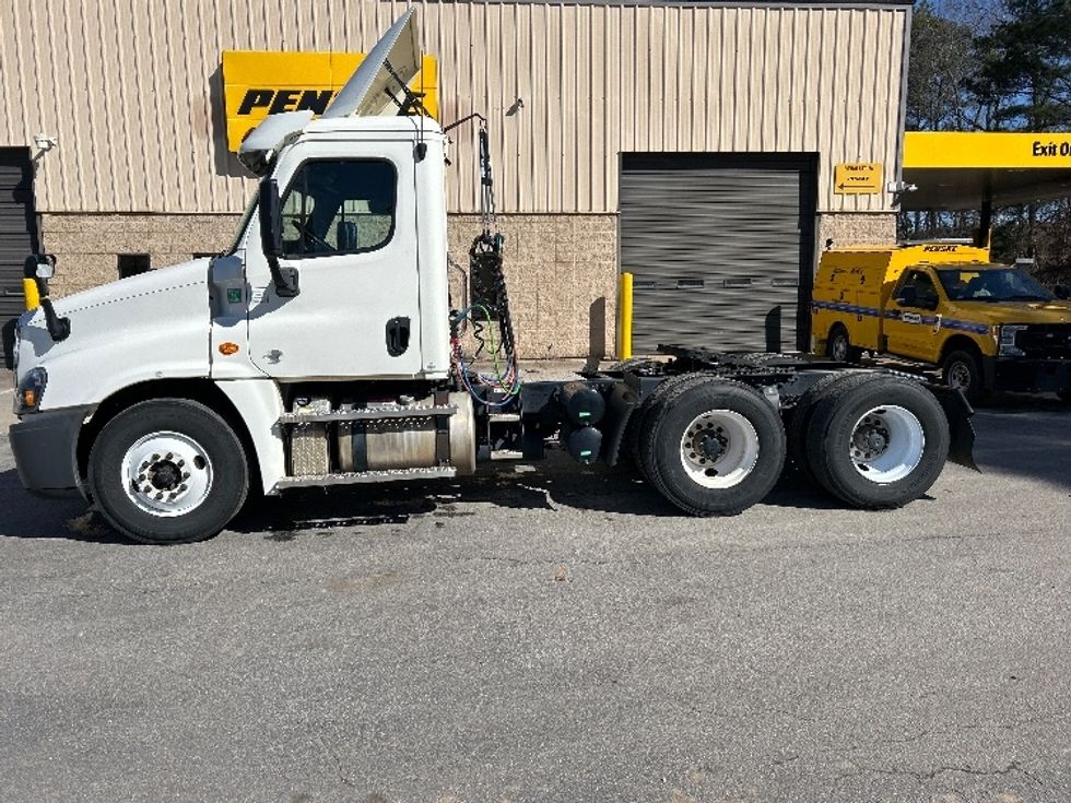 Day Cab Tractor-Heavy Duty Tractors-Freightliner-2017-Cascadia 12564ST-Newnan-GA-239,822\n\t\tmiles-$ 47,000 - Image 4