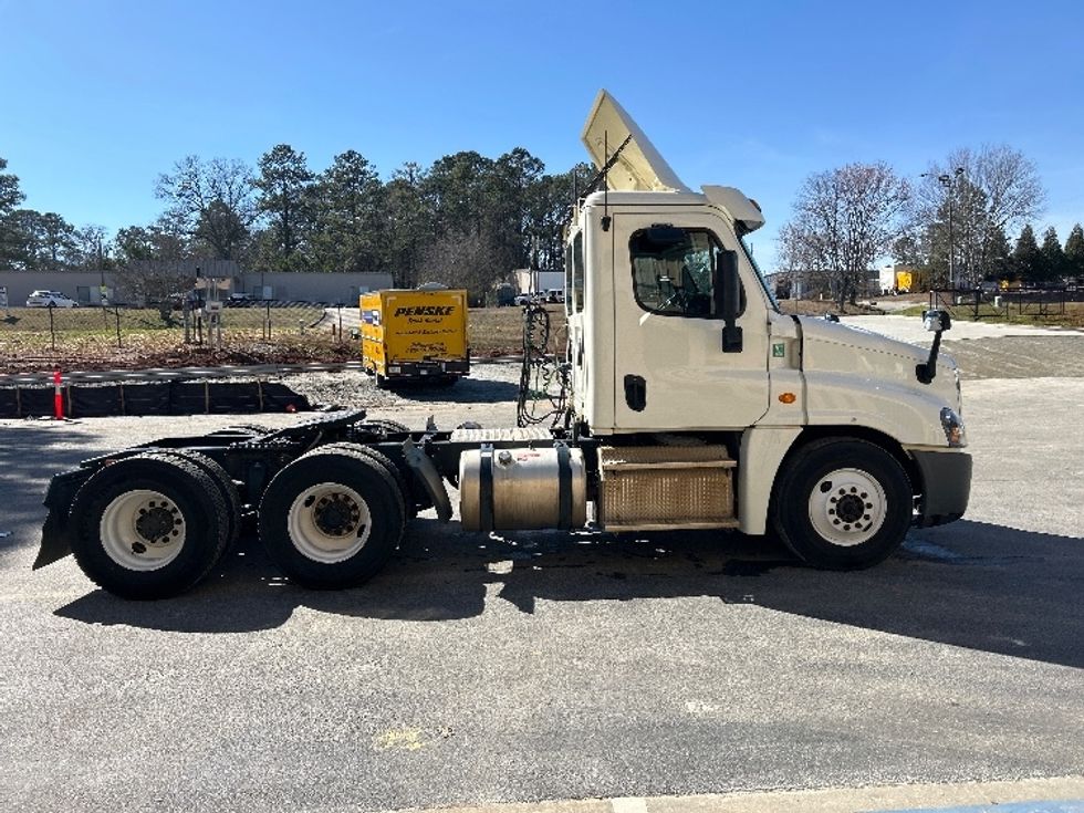 Day Cab Tractor-Heavy Duty Tractors-Freightliner-2017-Cascadia 12564ST-Newnan-GA-239,822\n\t\tmiles-$ 47,000 - Image 8