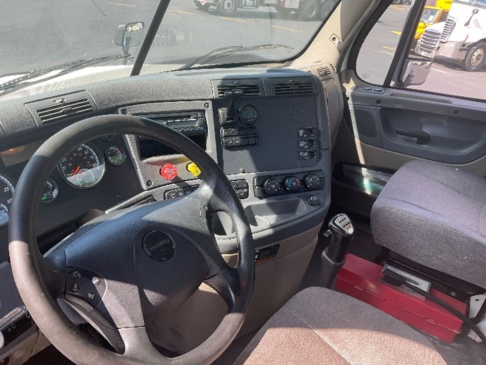 Day Cab Tractor-Heavy Duty Tractors-Freightliner-2017-Cascadia 12564ST-Norcross-GA-644,912\n\t\tmiles-$ 24,500 - Image 10