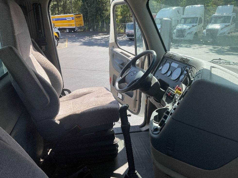 Day Cab Tractor-Heavy Duty Tractors-Freightliner-2017-Cascadia 12564ST-Norcross-GA-644,912\n\t\tmiles-$ 24,500 - Image 14