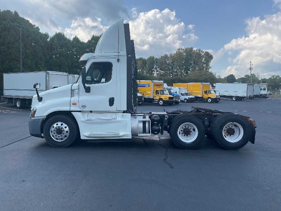 Day Cab Tractor-Heavy Duty Tractors-Freightliner-2017-Cascadia 12564ST-Norcross-GA-644,912\n\t\tmiles-$ 24,500 - Image 4