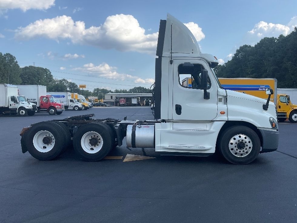 Day Cab Tractor-Heavy Duty Tractors-Freightliner-2017-Cascadia 12564ST-Norcross-GA-644,912\n\t\tmiles-$ 24,500 - Image 8