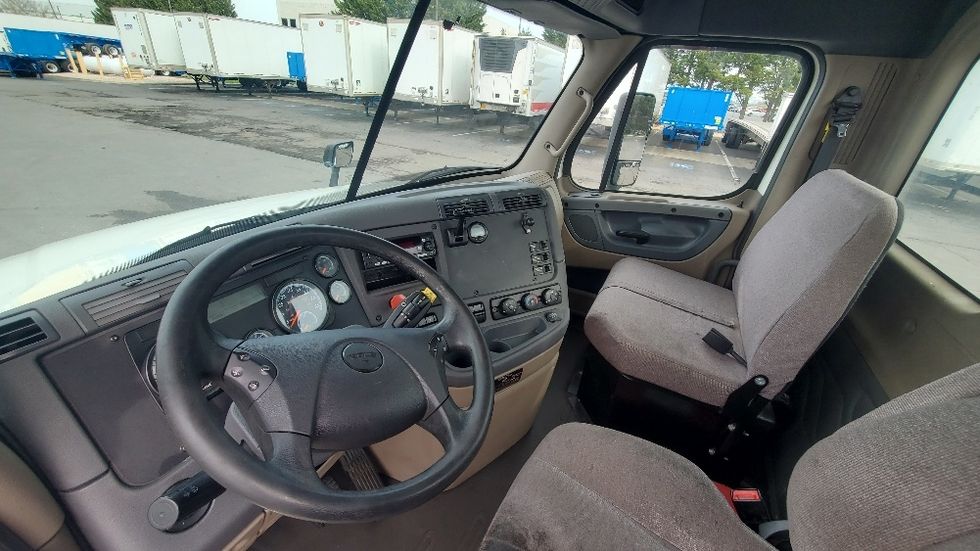 Day Cab Tractor-Heavy Duty Tractors-Freightliner-2017-Cascadia 12564ST-North Bergen-NJ-529,802\n\t\tmiles-$ 29,750 - Image 10