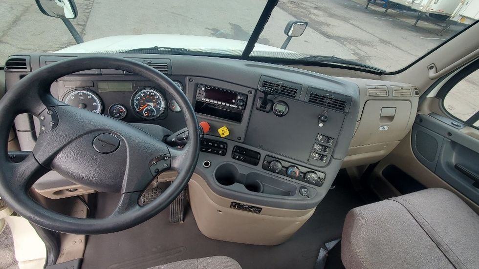 Day Cab Tractor-Heavy Duty Tractors-Freightliner-2017-Cascadia 12564ST-North Bergen-NJ-529,802\n\t\tmiles-$ 29,750 - Image 11