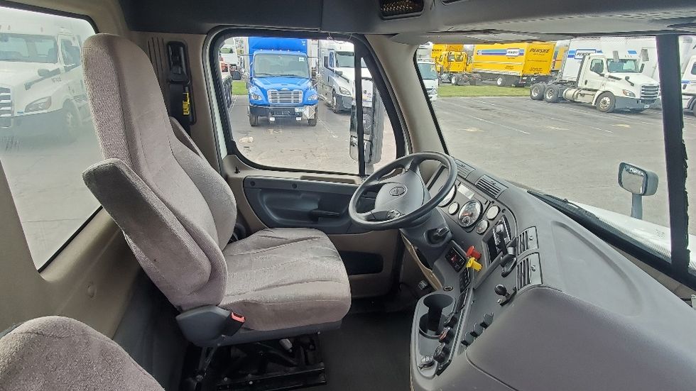 Day Cab Tractor-Heavy Duty Tractors-Freightliner-2017-Cascadia 12564ST-North Bergen-NJ-529,802\n\t\tmiles-$ 29,750 - Image 14