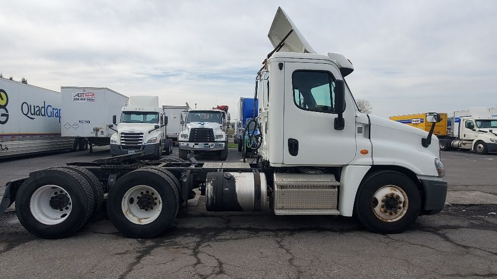 Day Cab Tractor-Heavy Duty Tractors-Freightliner-2017-Cascadia 12564ST-North Bergen-NJ-529,802\n\t\tmiles-$ 29,750 - Image 8