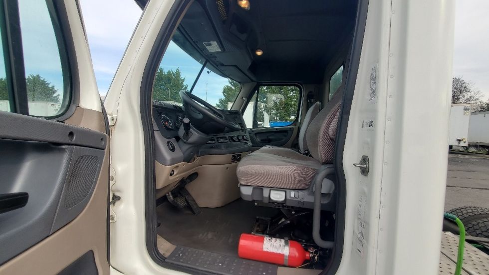 Day Cab Tractor-Heavy Duty Tractors-Freightliner-2017-Cascadia 12564ST-North Bergen-NJ-529,802\n\t\tmiles-$ 29,750 - Image 9