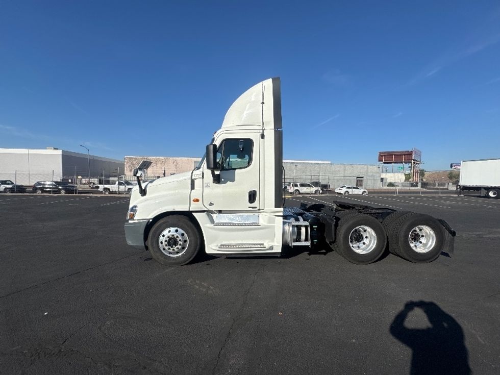Day Cab Tractor-Heavy Duty Tractors-Freightliner-2017-Cascadia 12564ST-Phoenix-AZ-437,312\n\t\tmiles-$ 33,750 - Image 4