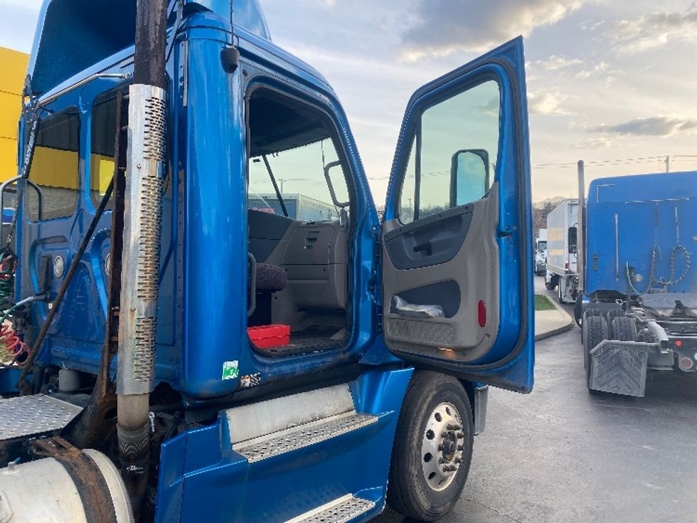 Day Cab Tractor-Heavy Duty Tractors-Freightliner-2017-Cascadia 12564ST-Pittsburgh-PA-356,044\n\t\tmiles-$ 33,500 - Image 12