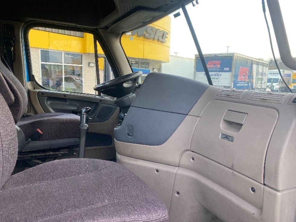 Day Cab Tractor-Heavy Duty Tractors-Freightliner-2017-Cascadia 12564ST-Pittsburgh-PA-356,044\n\t\tmiles-$ 33,500 - Image 13