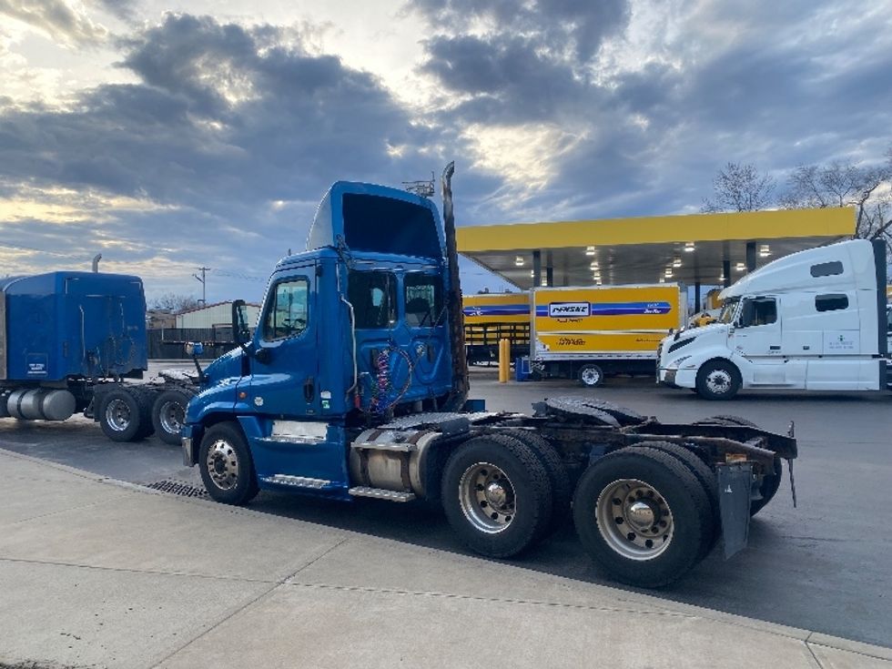 Day Cab Tractor-Heavy Duty Tractors-Freightliner-2017-Cascadia 12564ST-Pittsburgh-PA-356,044\n\t\tmiles-$ 33,500 - Image 5