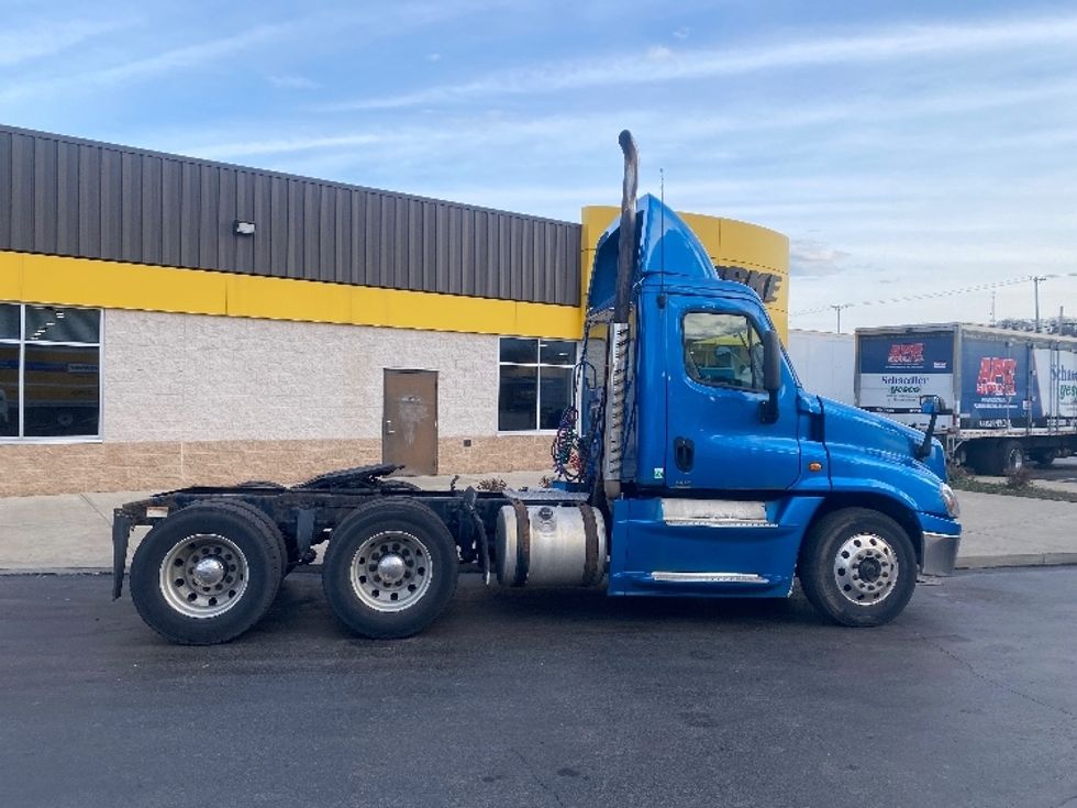 Day Cab Tractor-Heavy Duty Tractors-Freightliner-2017-Cascadia 12564ST-Pittsburgh-PA-356,044\n\t\tmiles-$ 33,500 - Image 8