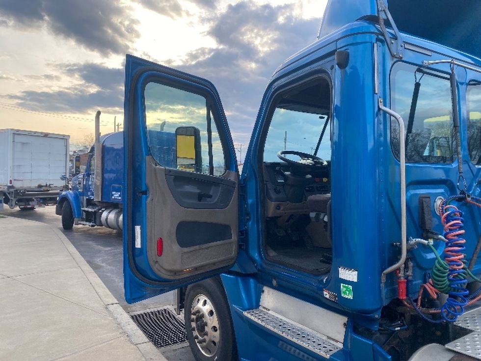 Day Cab Tractor-Heavy Duty Tractors-Freightliner-2017-Cascadia 12564ST-Pittsburgh-PA-356,044\n\t\tmiles-$ 33,500 - Image 9