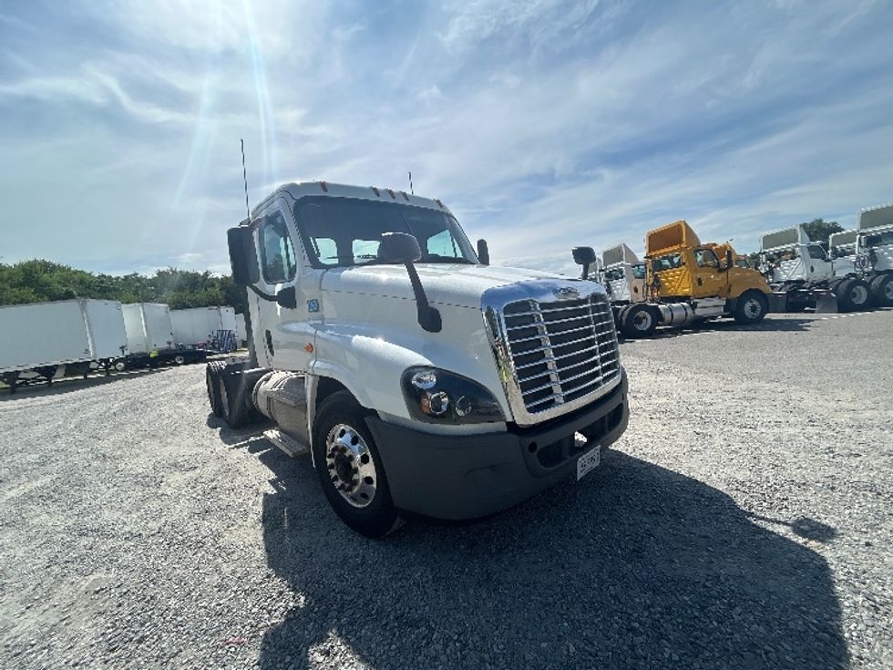 Day Cab Tractor-Heavy Duty Tractors-Freightliner-2017-Cascadia 12564ST-Prince George-VA-431,741\n\t\tmiles-$ 37,000 - Image 1