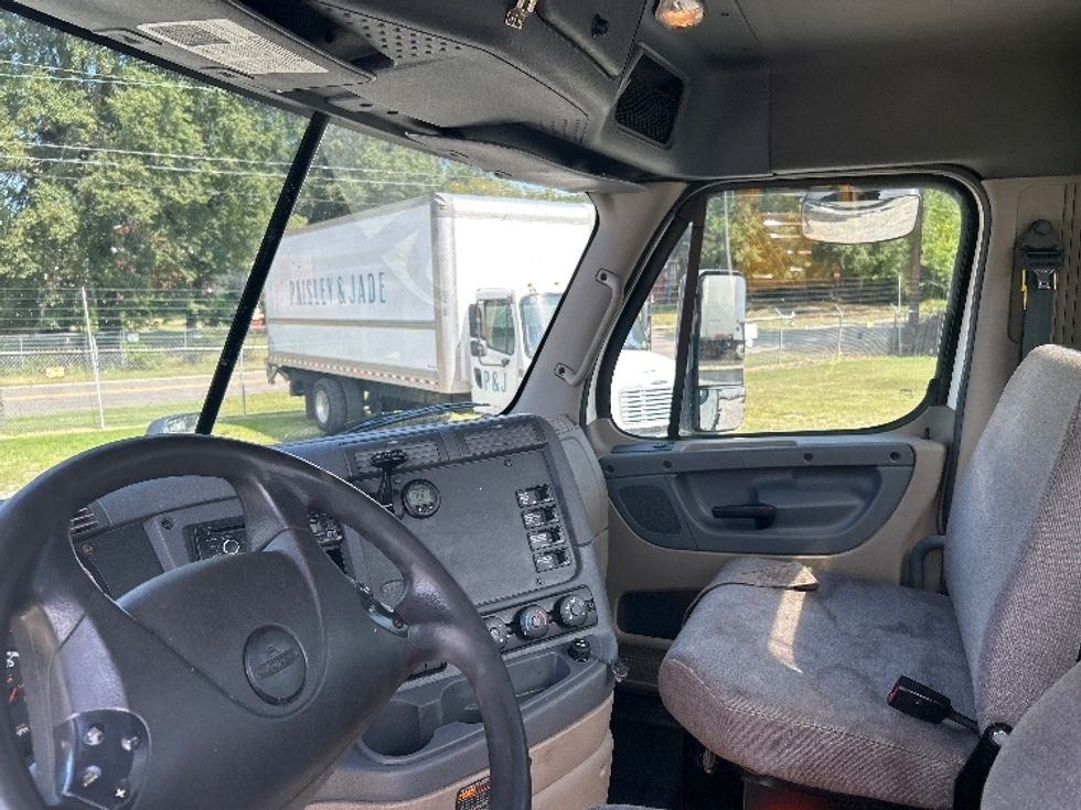 Day Cab Tractor-Heavy Duty Tractors-Freightliner-2017-Cascadia 12564ST-Prince George-VA-431,741\n\t\tmiles-$ 37,000 - Image 10