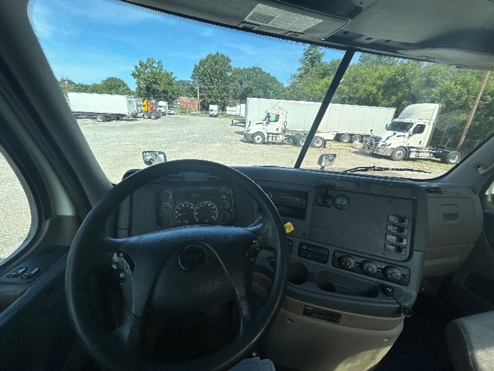Day Cab Tractor-Heavy Duty Tractors-Freightliner-2017-Cascadia 12564ST-Prince George-VA-431,741\n\t\tmiles-$ 37,000 - Image 11
