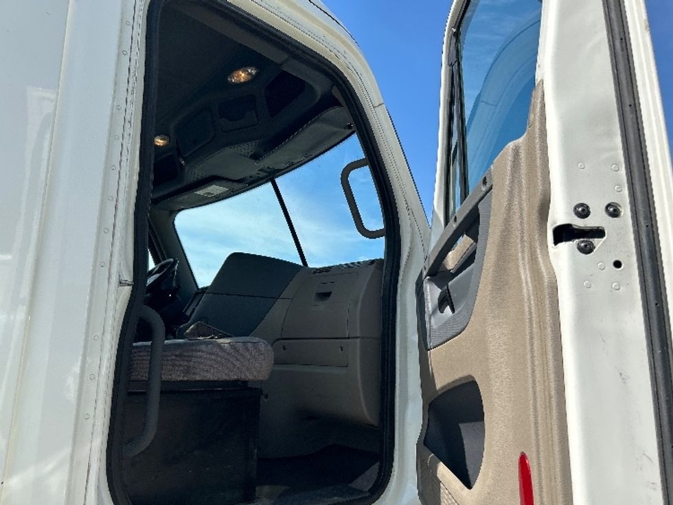 Day Cab Tractor-Heavy Duty Tractors-Freightliner-2017-Cascadia 12564ST-Prince George-VA-431,741\n\t\tmiles-$ 37,000 - Image 12