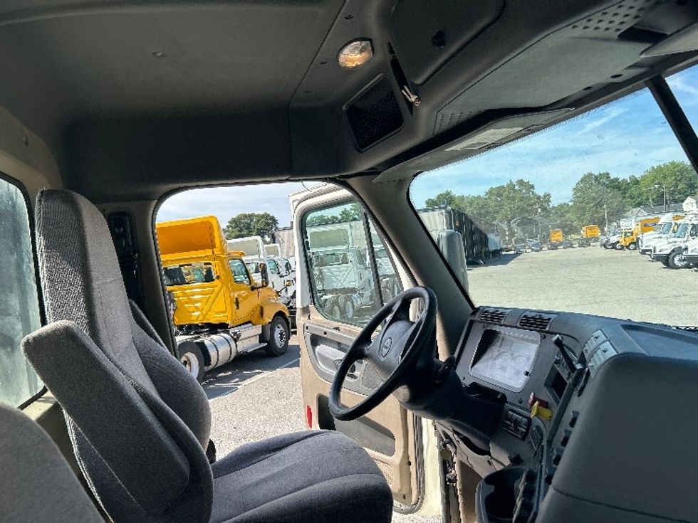 Day Cab Tractor-Heavy Duty Tractors-Freightliner-2017-Cascadia 12564ST-Prince George-VA-431,741\n\t\tmiles-$ 37,000 - Image 14