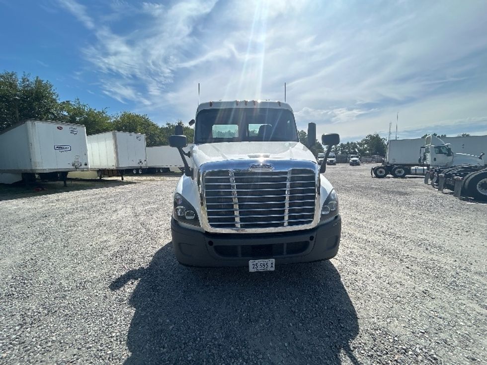 Day Cab Tractor-Heavy Duty Tractors-Freightliner-2017-Cascadia 12564ST-Prince George-VA-431,741\n\t\tmiles-$ 37,000 - Image 2