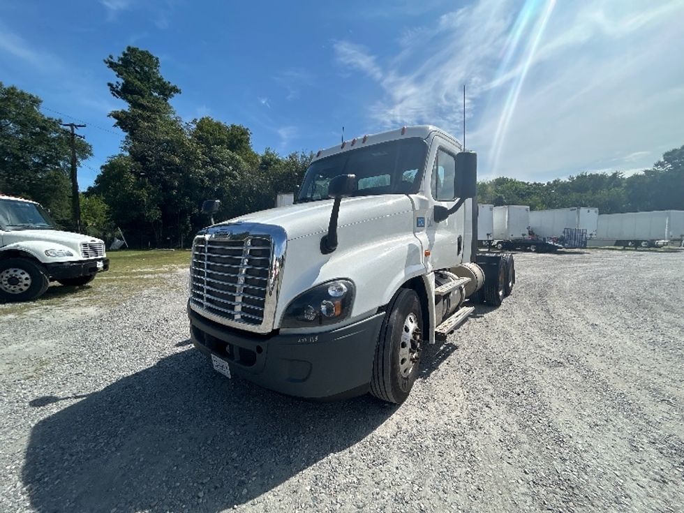Day Cab Tractor-Heavy Duty Tractors-Freightliner-2017-Cascadia 12564ST-Prince George-VA-431,741\n\t\tmiles-$ 37,000 - Image 3