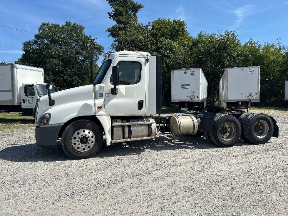 Day Cab Tractor-Heavy Duty Tractors-Freightliner-2017-Cascadia 12564ST-Prince George-VA-431,741\n\t\tmiles-$ 37,000 - Image 4