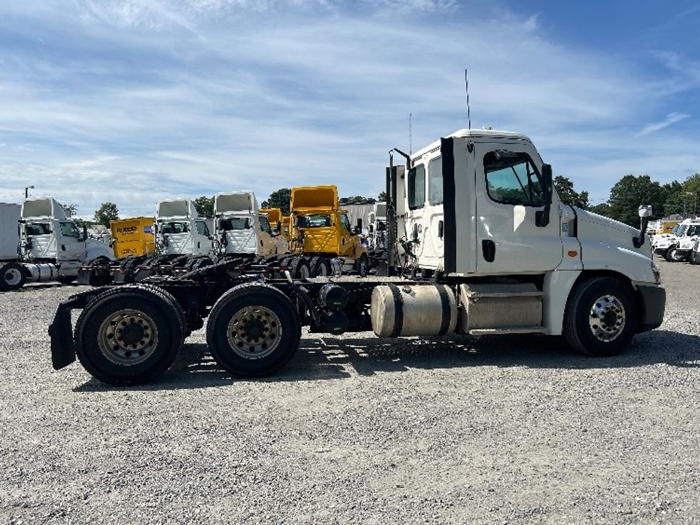 Day Cab Tractor-Heavy Duty Tractors-Freightliner-2017-Cascadia 12564ST-Prince George-VA-431,741\n\t\tmiles-$ 37,000 - Image 8