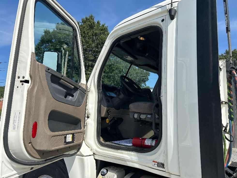 Day Cab Tractor-Heavy Duty Tractors-Freightliner-2017-Cascadia 12564ST-Prince George-VA-431,741\n\t\tmiles-$ 37,000 - Image 9