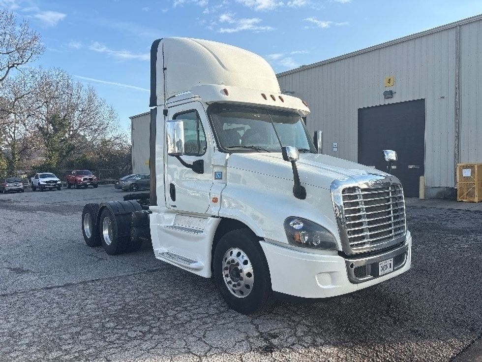 Day Cab Tractor-Heavy Duty Tractors-Freightliner-2017-Cascadia 12564ST-Prince George-VA-448,293\n\t\tmiles-$ 26,500 - Image 1