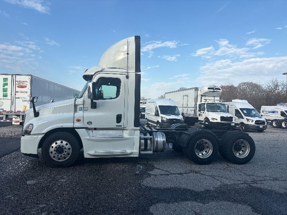 Day Cab Tractor-Heavy Duty Tractors-Freightliner-2017-Cascadia 12564ST-Prince George-VA-448,293\n\t\tmiles-$ 26,500 - Image 3