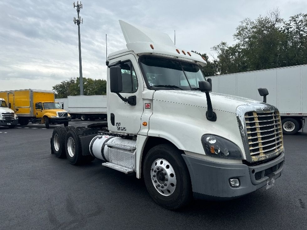 Day Cab Tractor-Heavy Duty Tractors-Freightliner-2017-Cascadia 12564ST-South Plainfield-NJ-436,041\n\t\tmiles-$ 38,500 - Image 1