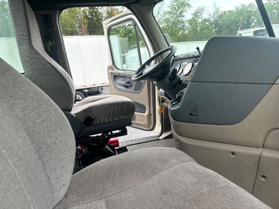 Day Cab Tractor-Heavy Duty Tractors-Freightliner-2017-Cascadia 12564ST-South Plainfield-NJ-436,041\n\t\tmiles-$ 38,500 - Image 14