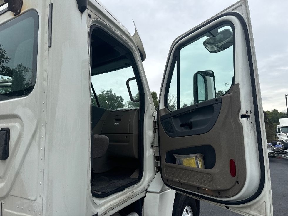 Day Cab Tractor-Heavy Duty Tractors-Freightliner-2017-Cascadia 12564ST-South Plainfield-NJ-436,041\n\t\tmiles-$ 38,500 - Image 12