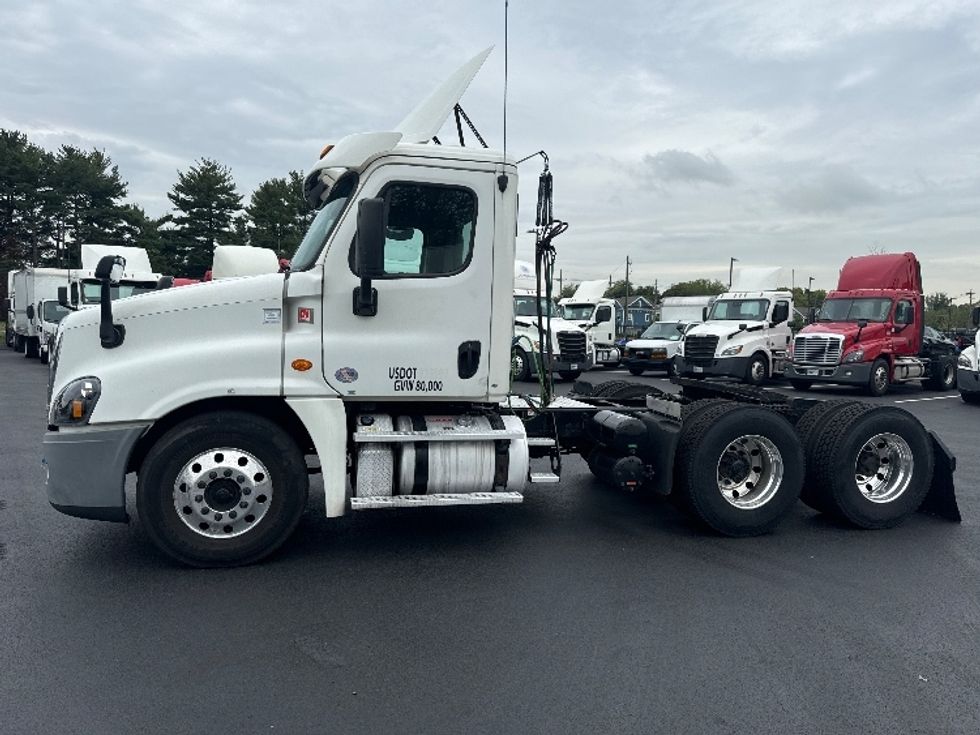 Day Cab Tractor-Heavy Duty Tractors-Freightliner-2017-Cascadia 12564ST-South Plainfield-NJ-436,041\n\t\tmiles-$ 38,500 - Image 4