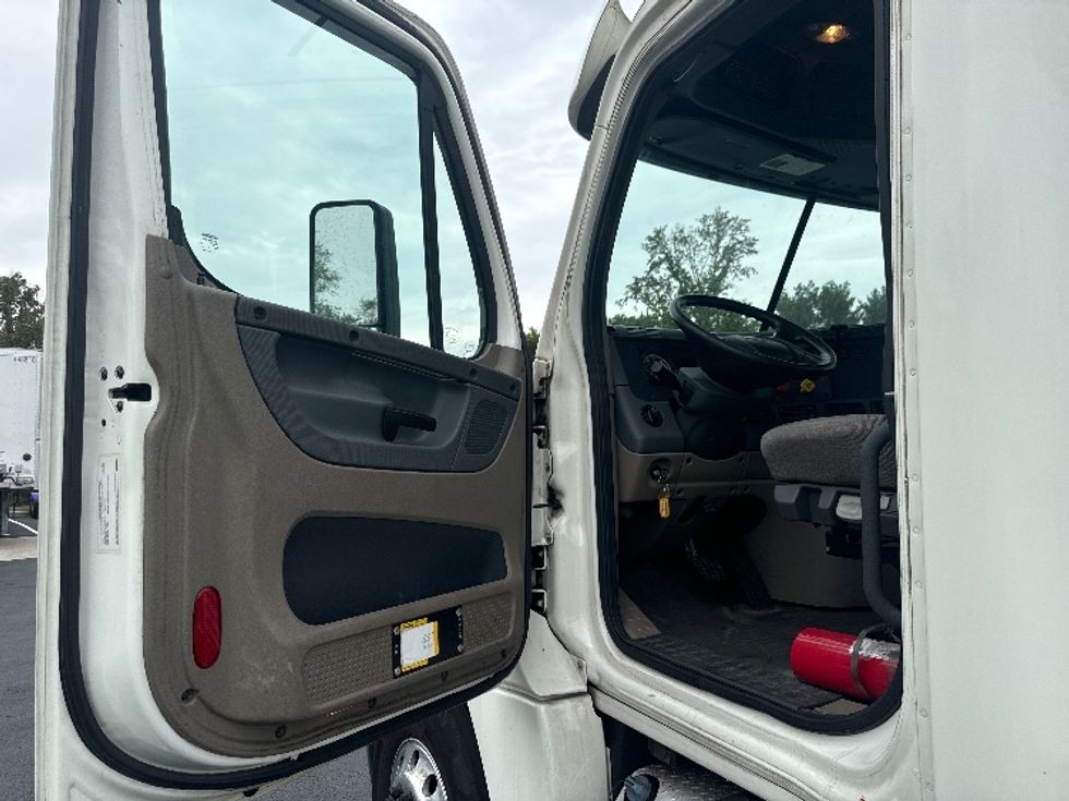 Day Cab Tractor-Heavy Duty Tractors-Freightliner-2017-Cascadia 12564ST-South Plainfield-NJ-436,041\n\t\tmiles-$ 38,500 - Image 9