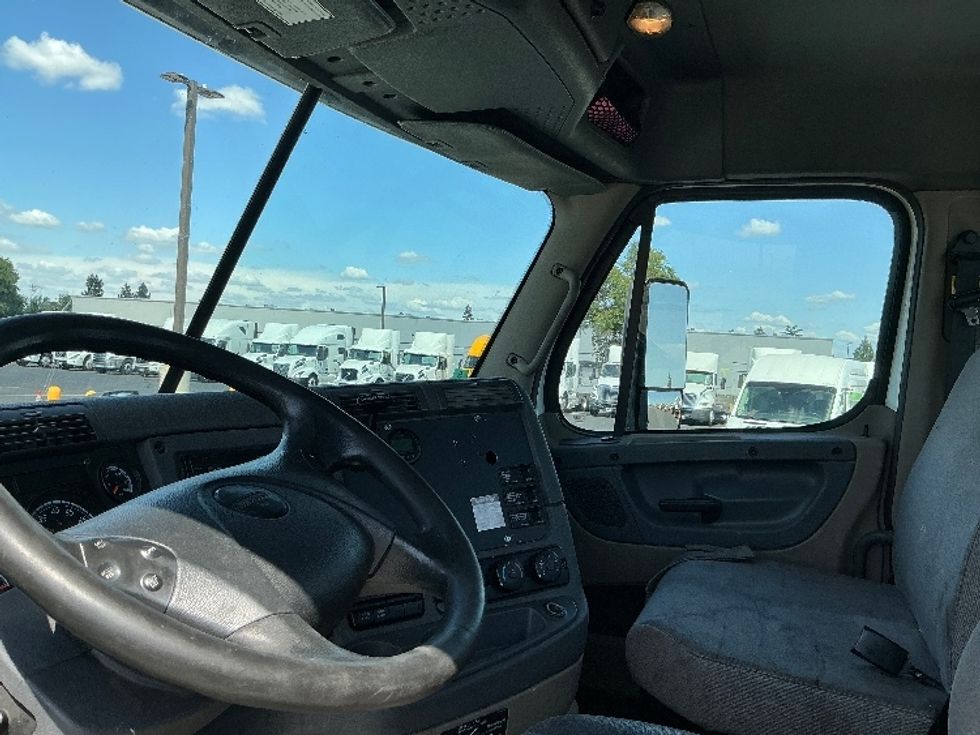 Day Cab Tractor-Heavy Duty Tractors-Freightliner-2017-Cascadia 12564ST-Stockton-CA-471,358\n\t\tmiles-$ 31,500 - Image 10